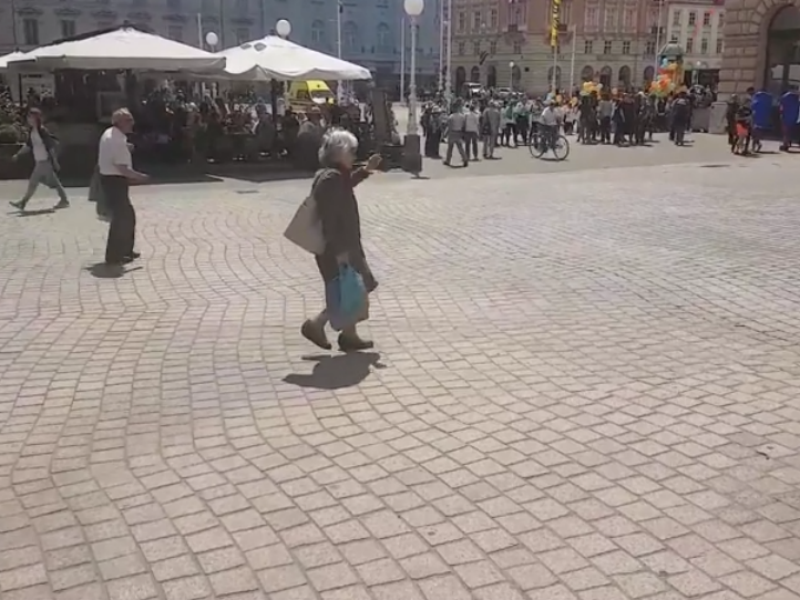 Oduševila prolaznike: Baka zaplesala na sred ulice! VIDEO