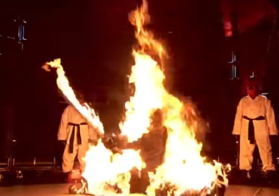 Opšta panika u publici na dodeli MTV nagrada: Slavni pevač u plamenu na bini! ..