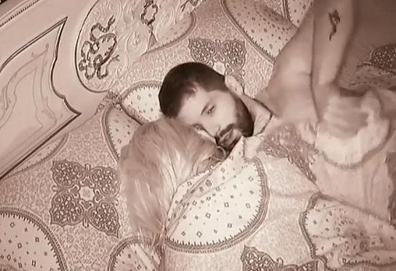 Parovi: Njih dvoje su se ljubili u krevetu! VIDEO
