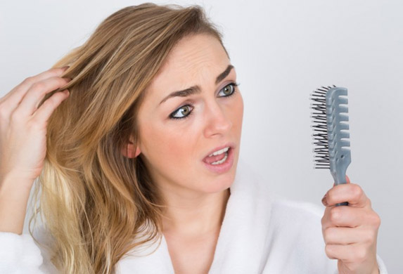 Opadanje kose u jesen je kod žena čest problem, kako ga sprečiti?