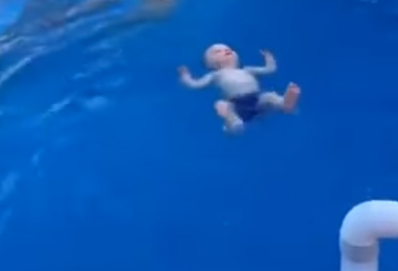 Neverovatno: Ovako beba od devet meseci pliva potpuno sama! VIDEO