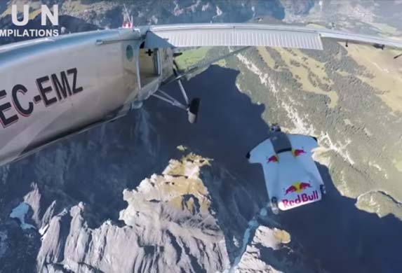 Neverovatno luda stvar: Uskočili u avion u letu! (VIDEO)