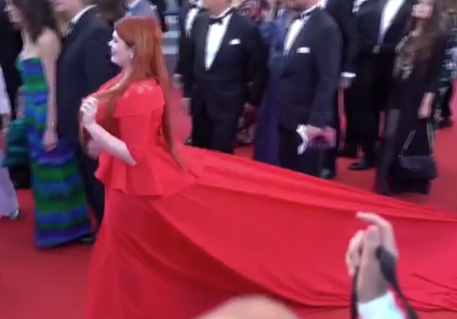 Prošetala je u dugoj haljini crvenim tepihom, a onda u sekundi ostala u ..