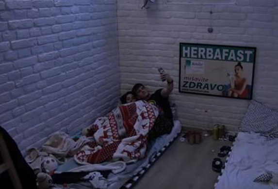 Zadruga 2: David se uvukao u krevet Ane Korać! (VIDEO)