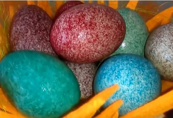 Farbanje jaja pirinčem! Neobično, lepo i svakako posebno! (VIDEO)