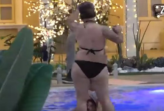 Matora se skinula u kupaći i pokazala svoje telo! (VIDEO)
