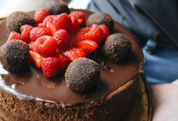 Baron torta! Izvrstan slatkiš za sve one koji vole malinu i čokoladu! (VIDEO)