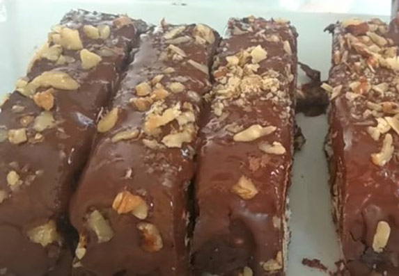 Čokoladni kolač, gotov za deset minuta! (VIDEO RECEPT)