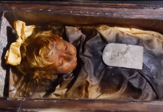 Mumija devojčice otvara i zatvara oči! Šta se krije iza ove priče? (VIDEO)