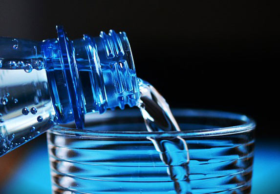 Jedan sastojak flaširane vode je posebno opasan za one koji imaju čest ..