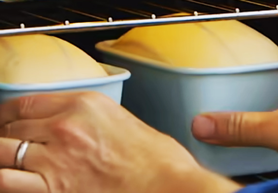 Džejmi Oliver otkrio svoj recept za domaći hleb! Samo dva sastojka! (VIDEO)