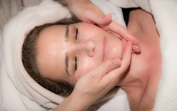 Ajurvedska masaža lica: Sjajna tehnika za podizanje, zatezanje i detoksikaciju ..