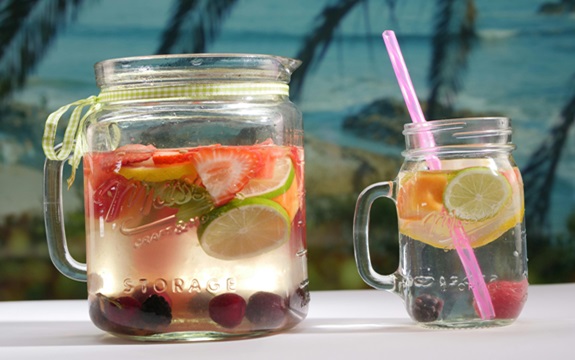 Ovo ukusno voćno letnje piće je hit na TikToku! (RECEPT)