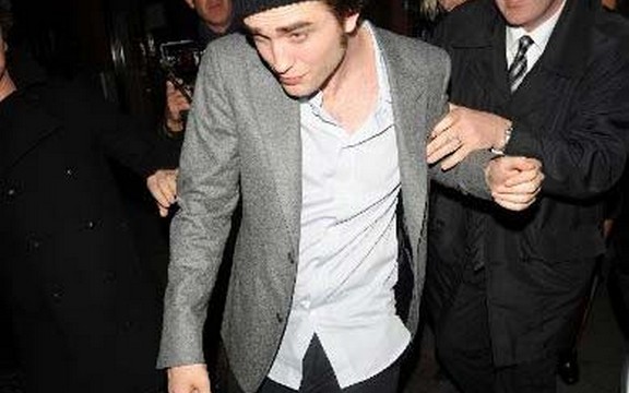 Robert Pattinson mrtav pijan napustio londonski klub 