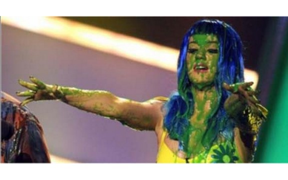 Na Katy Perry bačena zelena sluz