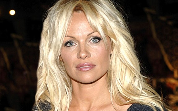 Pamela Anderson želi da bude nova Bondova devojka
