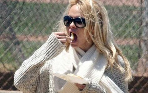 Pamela Anderson obučena kao beskućnik (Foto)