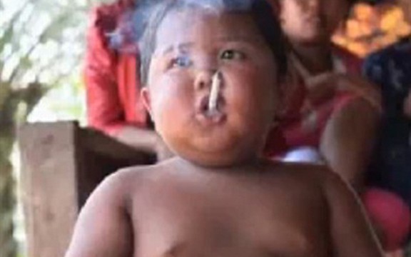 Indonezijski dvogodišnjak puši dve kutije dnevno!