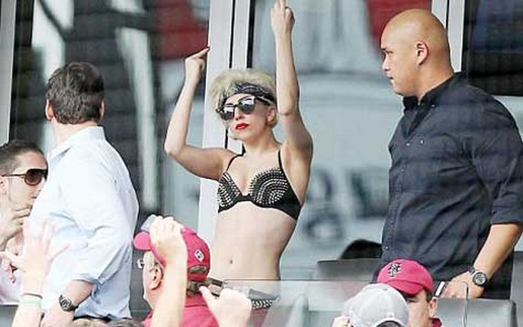 Otkačena Lady Gaga nosi brus okovan ekserima i ženske čarape na bejzbol
