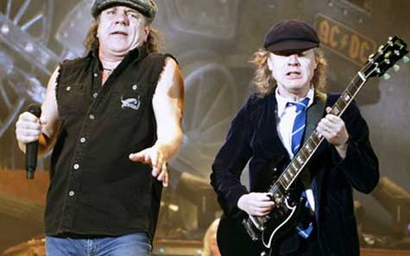  AC/DC morali da plate mito za izlaz iz Rumunije