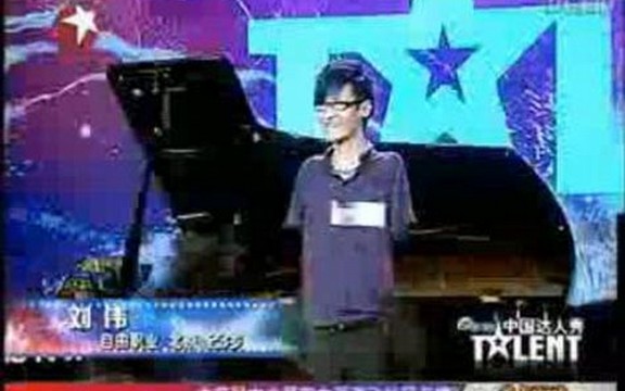 Kinez bez ruku nogama svira klavir (Video)
