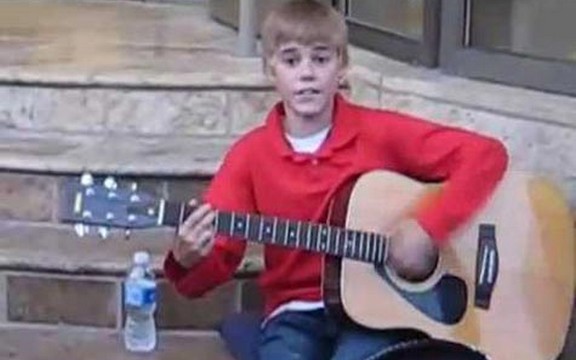 Justin Bieber sa 13 godina pevao na ulici (video)