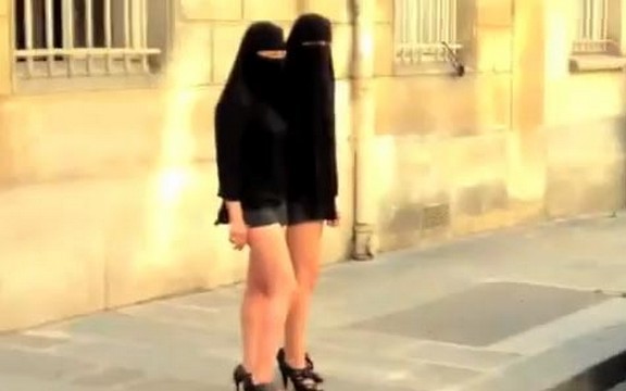 Nigabitches - Francuskinje u šortsevima i burkama (Video)