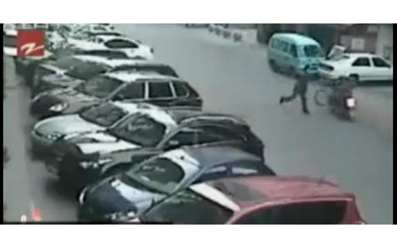 Biciklista zaustavio lopova na motoru (Video)