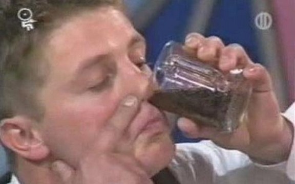 Najhrabrije ispijanje Coca-Cole  kroz nos (Video)