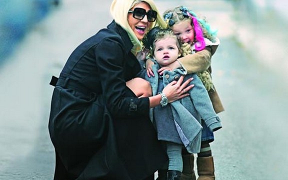Karleuša u šetnji sa ćerkama (Foto)
