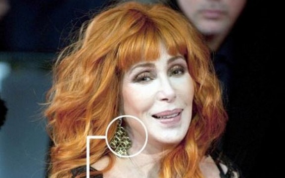 Cher vrat zategla selotejpom (Foto)