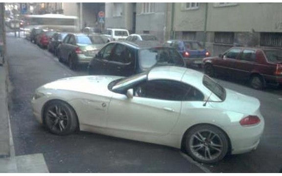 Jelena Karleuša auto parkirala na trotoaru (Foto)