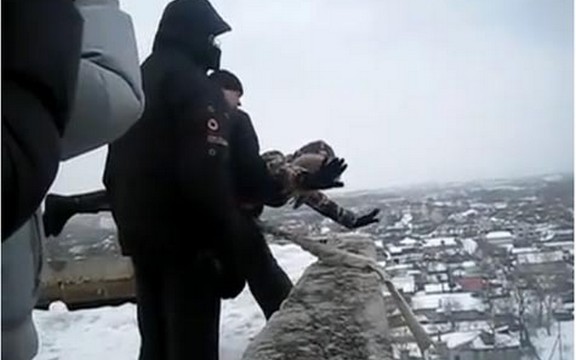 Ludi Rusi srljaju u smrt (Video)