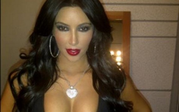 Kim Kardashian pokazala bujne obline u minijaturnom kupaćem