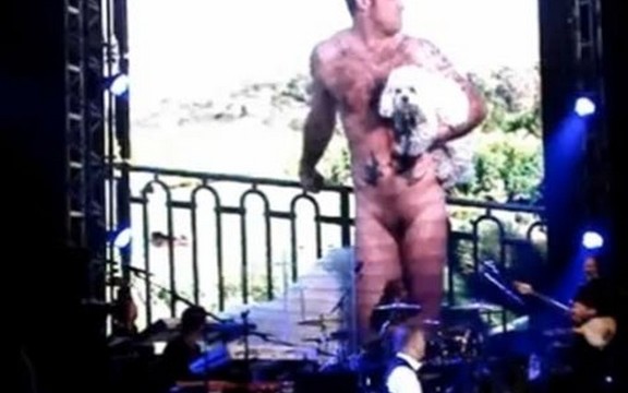 Robbie Williams potpuno go pred 3.000 ljudi (Video)