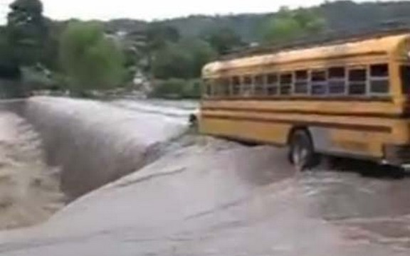 Vožnja autobusa po vodopadu (Video)