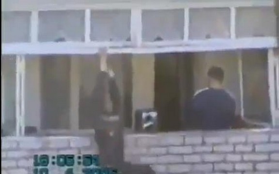 Pijani Rusi padaju kroz terasu (video)