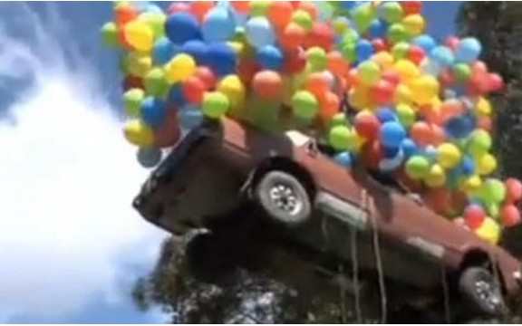 Uz pomoć balona napravili leteći auto (Video)
