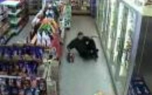 Najsmešnija stvar koju ste ikad videli - pijan u prodavnici (Video)