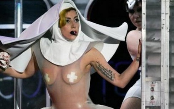 Lejdi Gaga kao gola opatica (Foto)
