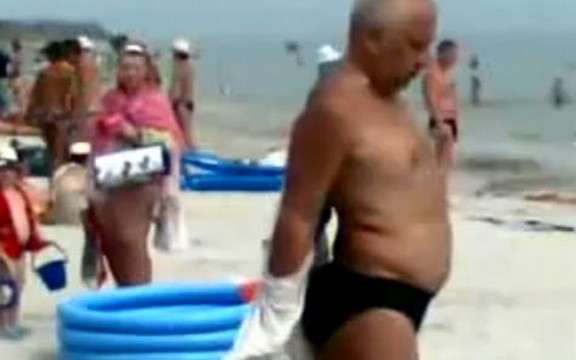 Pijani Rus na plaži (Video)