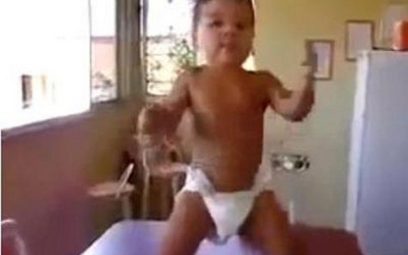 Beba koja igra sambu (Video)