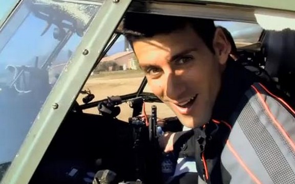 Djoković igra tenis na krilima aviona (Video)