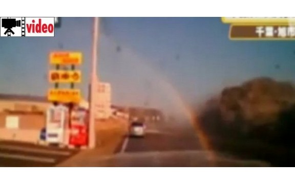 Hrabri Japanac snimio kako ga cunami poklapa (Video)