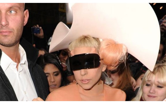 Lady Gaga postaje modna kolumnistkinja i širi teoriju gagaizama za časopis V