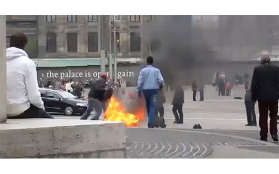 Šokantan video: Muškarac se zapalio na trgu u Amsterdamu (Video 18 +)