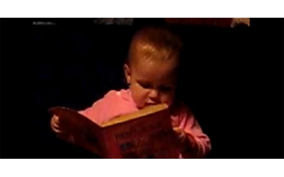 Mala Dunja čita knjigu (Urnebesan video)