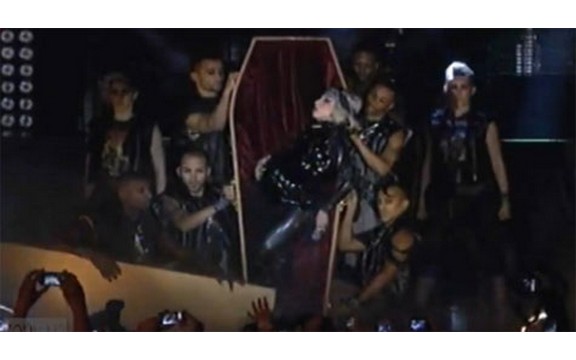 Trudna Lejdi Gaga izašla iz kovčega na binu (Video)