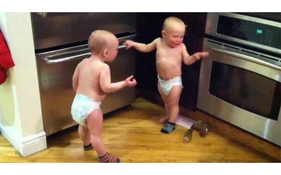 Otkriveno oko čega se svađaju mali blizanci (Video)