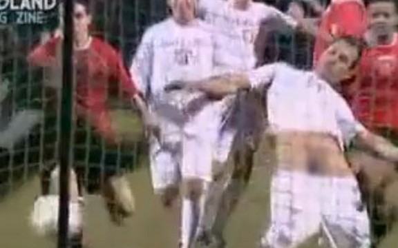 Fudbaler bez gaća penisom ugurao loptu u gol (Video 18+)